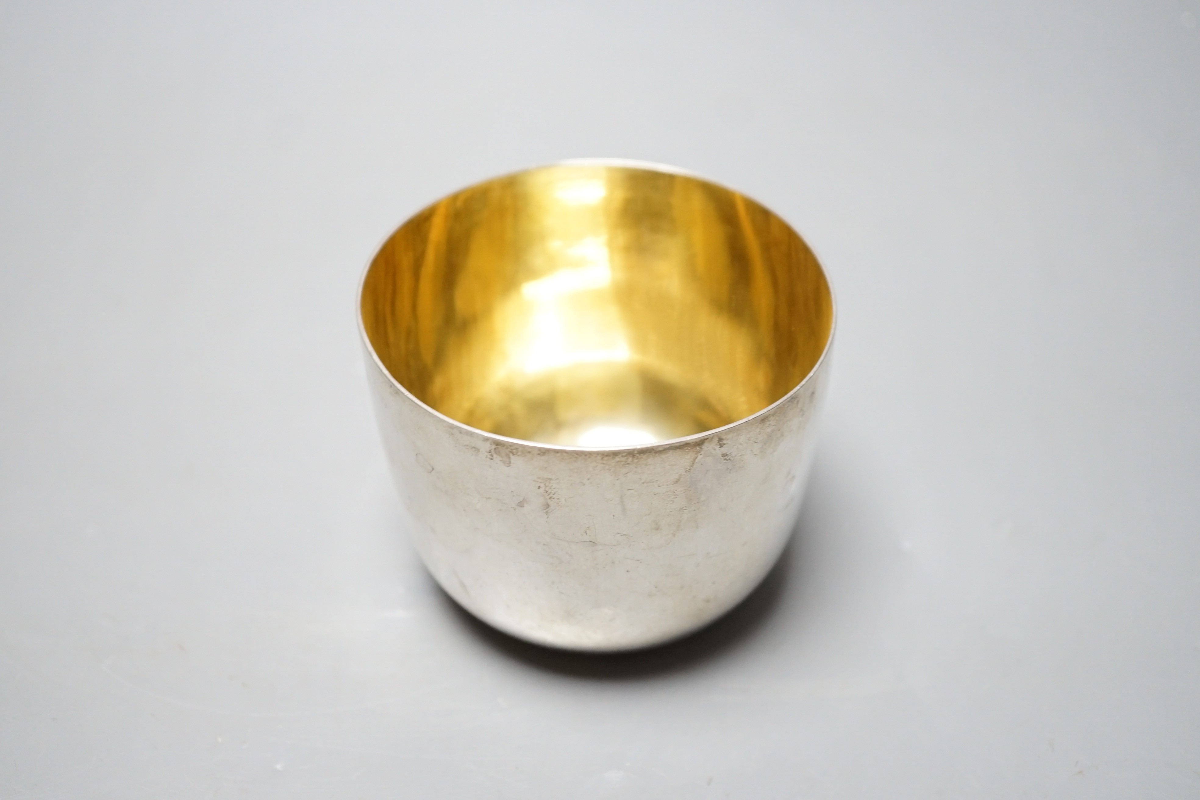 A Victorian silver tumbler cup, by Daniel & Charles Houle, London, 1881, height 66mm